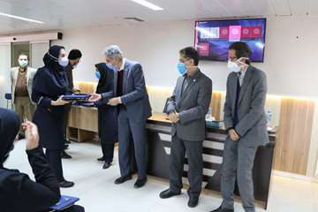 آیین قدردانی از افتخارآفرینان حماسه و ایثار در دوران کرونا ویروس بیمارستان کوثر سمنان99.09.11 